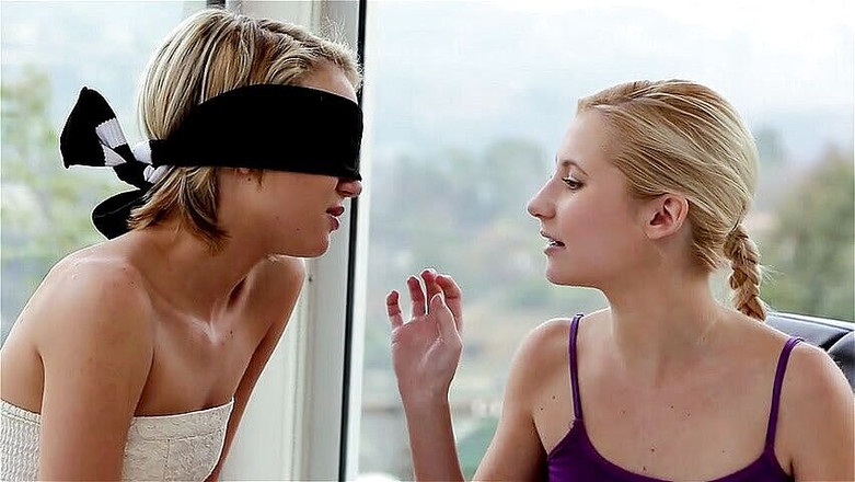 Lesbian Stories: सुनहरे बालों वाली कमसिन अपनी प्रेमिका की नम चूत चाट रही है