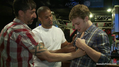 Bound in public: Kekunci Sebastian diregangkan pantatnya dan dikencing di bar awam