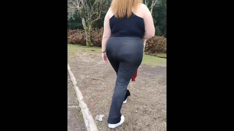 Priscila: 팬티 없이 새엄마와 함께 걷기