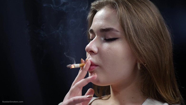 Russian Smokers: Nena rubia rusa fumando en blusa blanca