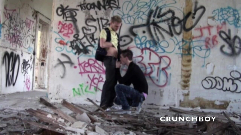 Crunch Boy: Twink neukte de postman buitenshuis