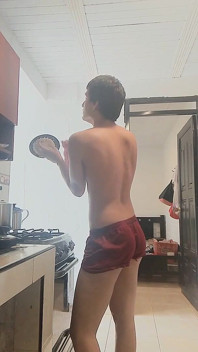 Pria Nalgon feminin cantik Femboy memasak telanjang menunjukkan pantatnya dan penisnya yang keras dan lezat