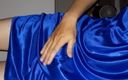 Naomisinka: 青いサテンシルクランジェリーを身に着けているマスターベーション兼