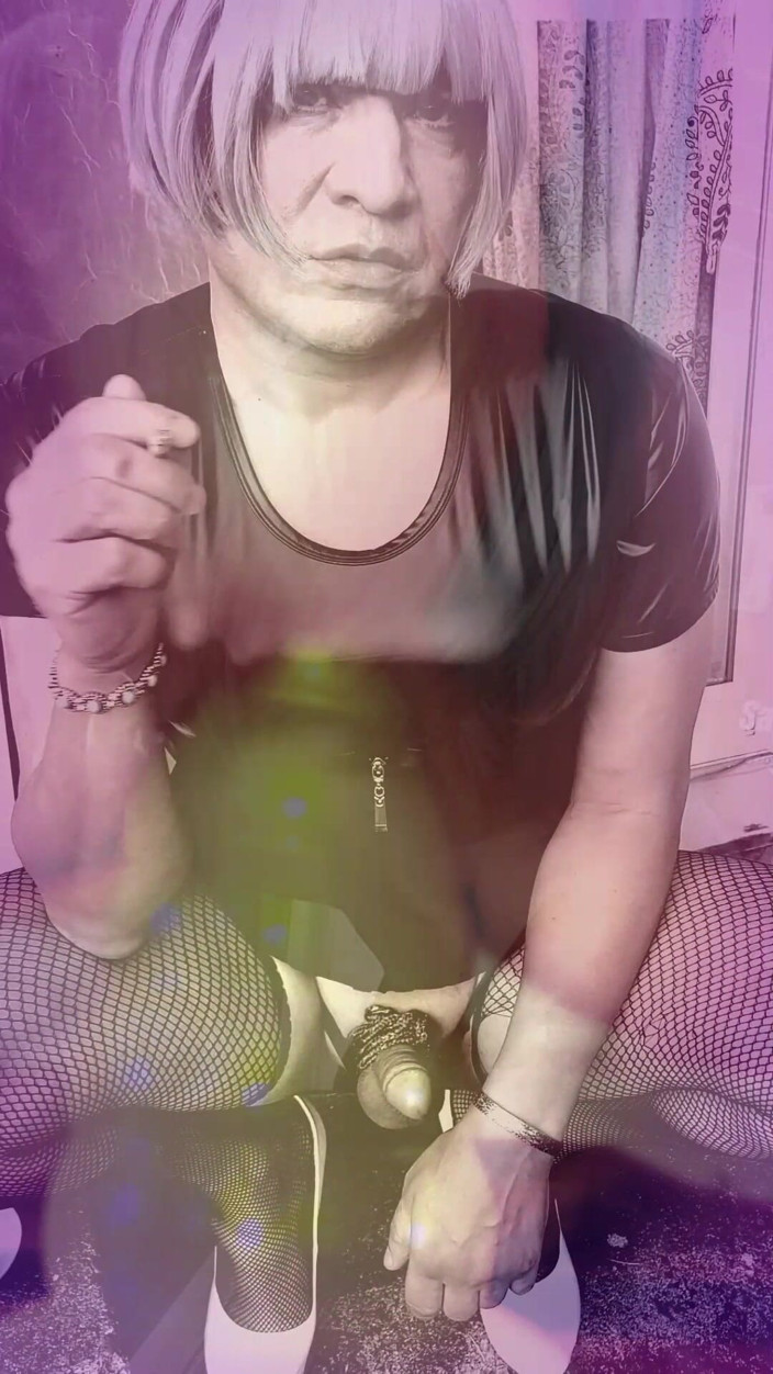 kandiKane: Sexy Shemale kouří, kouří a šuká