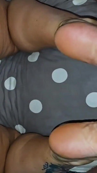 Aku bantuin kamu crot pakai kaki seksiku