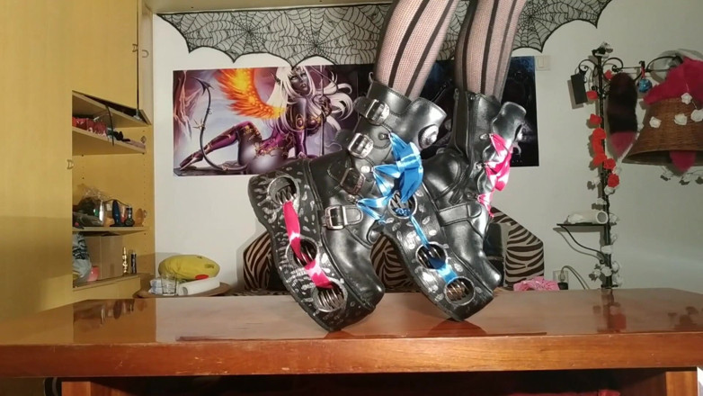 Beth Kinky: ウルトラプラットフォームブーツを履いて歩く - ベス・キンキー