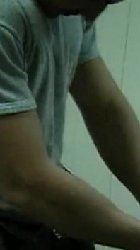두꺼운 자지를 후장 깊숙이 따먹는 발정난 금발 밀프