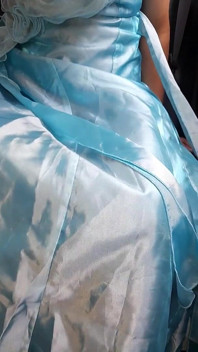 Asian Cross穿着缎面闪亮的蓝色礼服自慰并射精