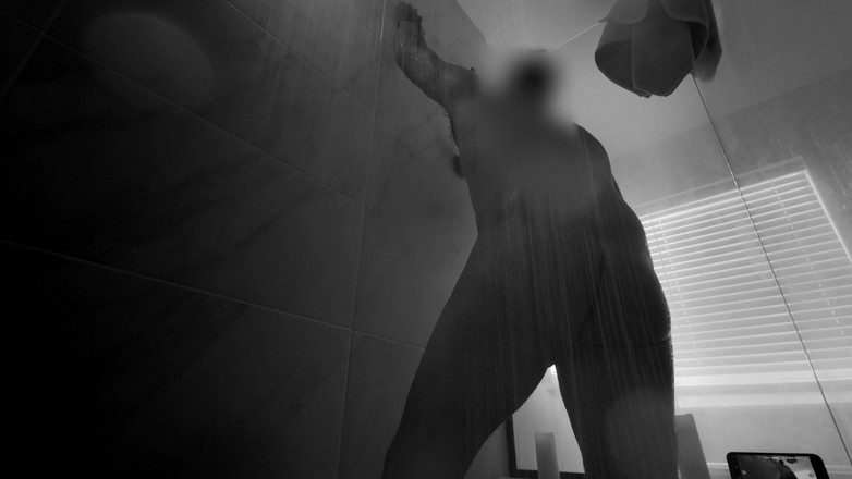 Ivan the Pleasure Dom: Prosty żonaty mężczyzna pieprzy dildo pod prysznicem (część 1)