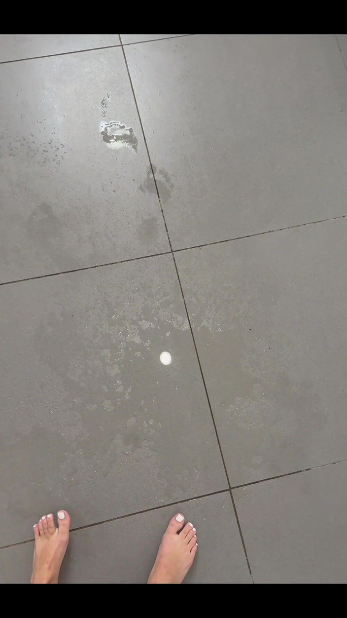 Tiffstreatsxoxo: Peeing Straight on the Floor