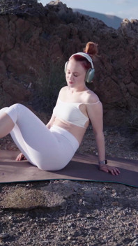 Yoga egzersizi yaptıktan sonra kızıl saçlı kız dağlarda sikiliyor
