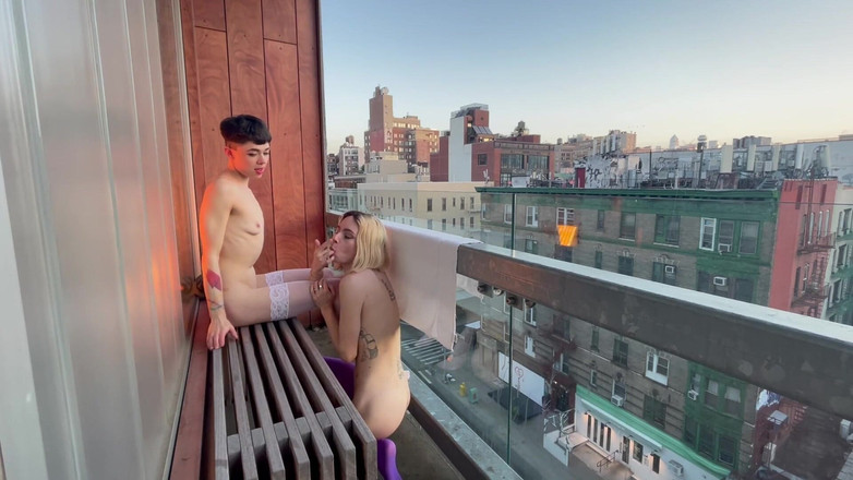 Magenta Lexx: Orgasme di tempat umum yang gila di balkon highrise