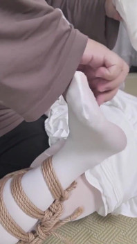 XR24-白い服と白いストッキングを履いた少女が吊るされ、ボンデージがくすぐられていました