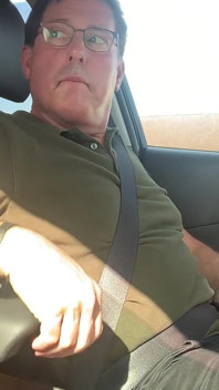 Masturbándome en mi auto de camino a la tienda