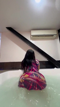 Vrei să fii cu mine aici, în jacuzzi?