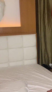 Io sono la bruna gigante e le ho leccato il sedere