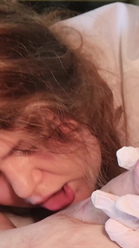 Mollige verpleegster met grote borsten drinkt graag sperma van patiënten