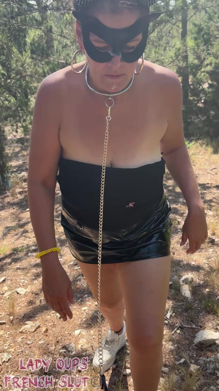 Lady Oups: Ținută Pe Lesă În Micro Fustă Latex Față Acoperită Cu Exterior