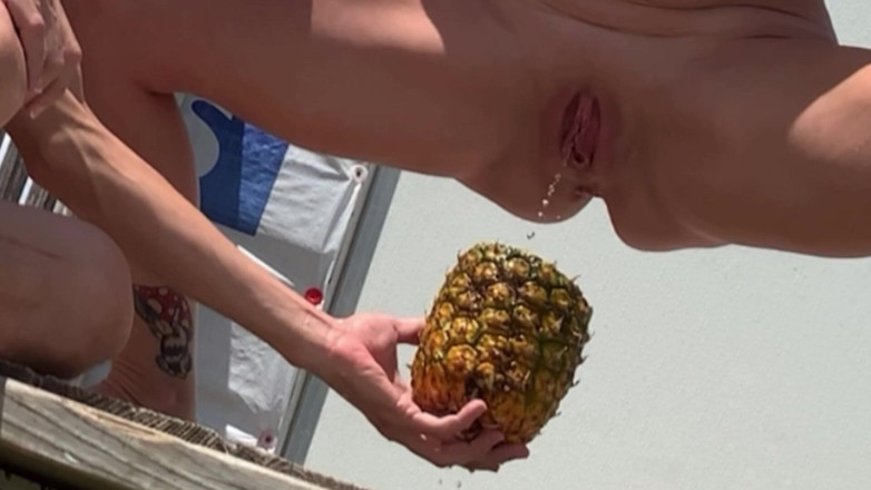 Farmers Wifey: Ragazzo di 19 anni assaggia la sua pipì con ananas