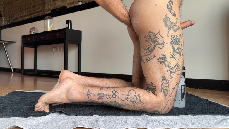 davidedpxxx: Aç delik alt xxl göt tıkacıyla oynuyor ve kendi deliğine...
