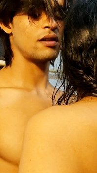 Jiran desi India Bhabhi berkongkek dengan abang ipar semasa mandi, video hindi