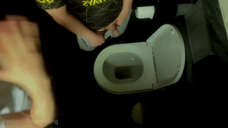 AmateurBoysPissing: Chàng trai nghiệp dư đi tiểu cùng nhau
