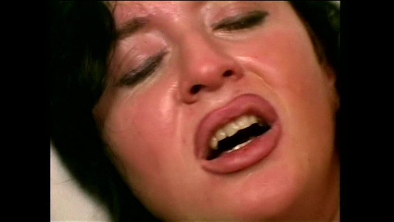 Dark Holes: Questa milf troia succhia il cazzo e sul divano viene...