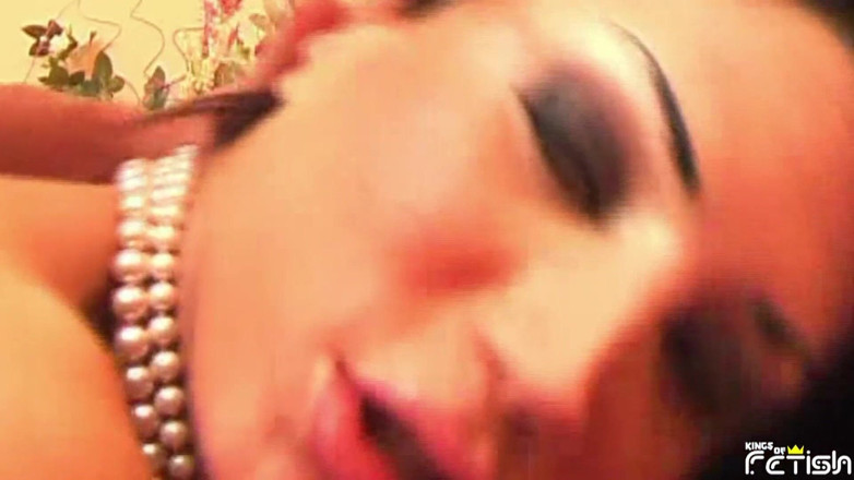 Shemale Idols: Transexual morena obtiene su culo martillado profundamente por un chico...