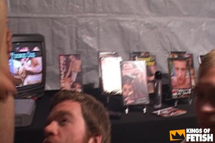 Gay Diaries: 入れ墨の男は彼らの友人を吸い、兼を交換します