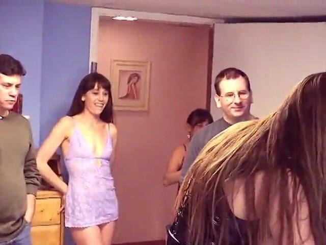 Girl on Girl: Lesbiană țâțoasă îi pune cătușe iubitei ei și o fute tare cu un...