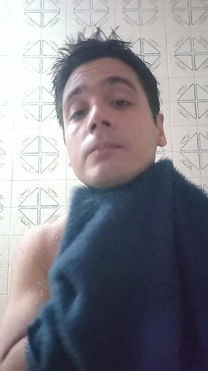 Guss: Un uomo oscuro in bagno