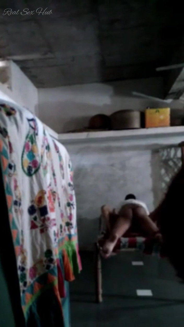 Real sex hub: Mi-am futut fiica vitregă infidelă în casa din sat în timpul călătoriei