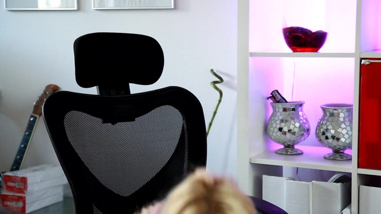 Toy Sluts: Blondine fingert ihre muschi leicht