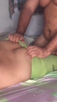 쉬고 통통한 할아버지는 사정할 때까지 엉덩이를 빨고 있습니다.