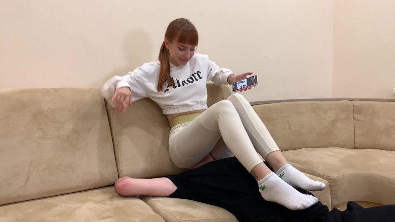 Petite Princesses Femdom: Plné sezení na obličeji ve sportovních kalhotách na jógu s...
