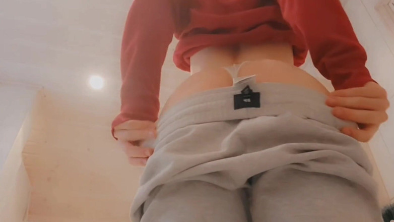 TiSIssyTi: Sissy femboy en pantalones de sudor - se burla de ti