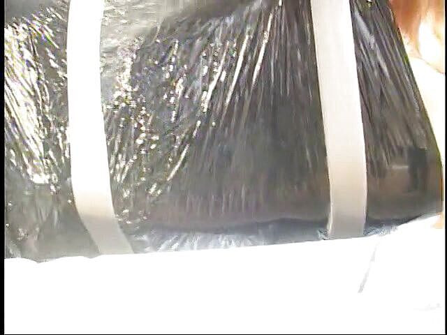 Stunning MILFs: カップルはテープで降りる