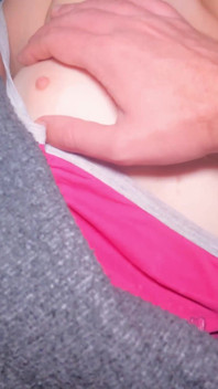 Babe met kleine tieten zuigt en trekt zich af