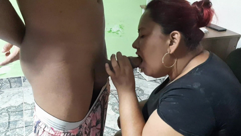 Victor y Brandy: Eu a interrompo da limpeza para que ela possa chupar...