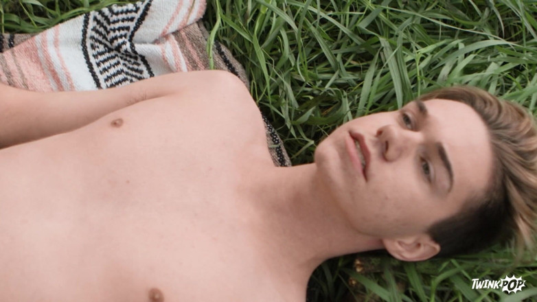 Twink pop studio: Twinkpop - la giocosa Jordan Lake condivide la sua coperta con...