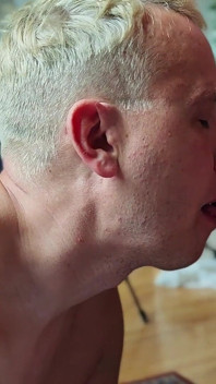 Uno schiavo del sesso in una gabbia per pene viene frustato sulle palle e succhia il cazzo del suo padrone.