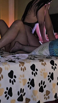 Verișoara mea vitregă este o curvă și profită de noi ori de câte ori suntem singuri.