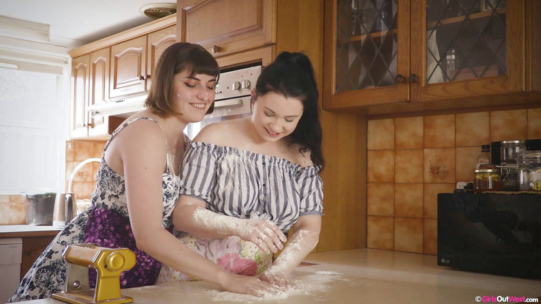 Girls Out West: Rondborstige harige lesbienne Luci Q en rondborstig schatje Astrid Love...