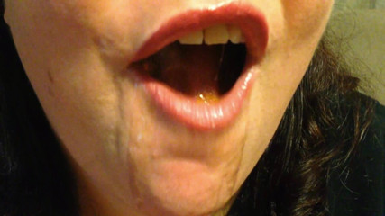 Lily Lipstixxx: Ursul gumat care mănâncă