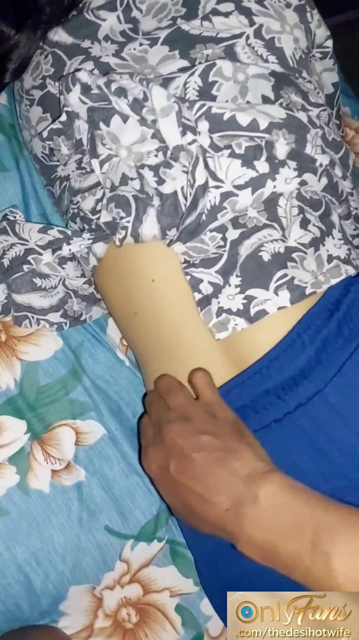 TheaDesiHotwife: Voyeur și orgasm multiplu la soția sexy la miezul nopții când...