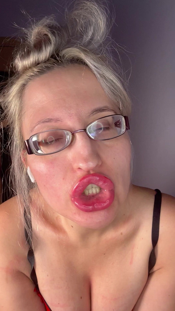 FinDom Goaldigger: Corno private cam worship - deusa em óculos grossos, lábios molhados e...