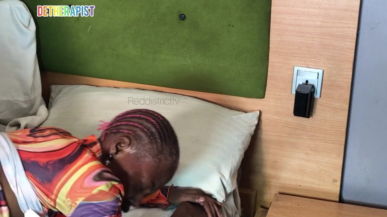 Red district Tv: Sebagai Pengurus Hotel Ini Setiap Penyambut Tetamu Baru Mesti Mengongkek...
