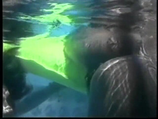American Idol X: Lesbiche amore in piscina