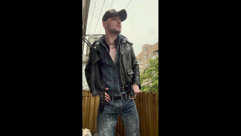 KinkySirius: Kinkysirius si bagna sotto la pioggia in un vestito da...