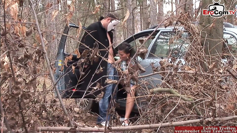 EroCom: Seks analny w samochodzie z chudą brunetką nastolatką